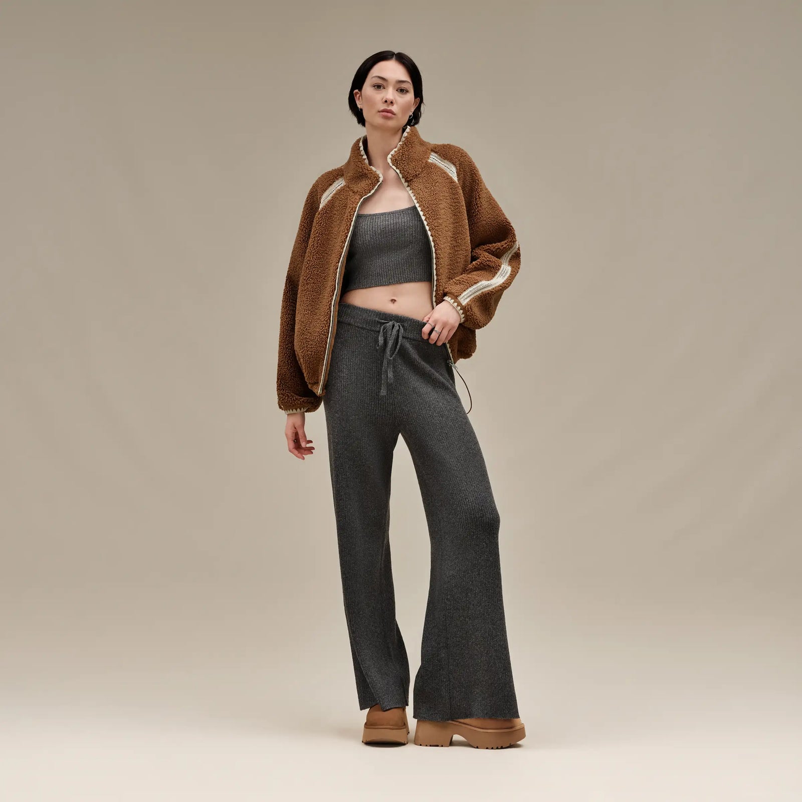 נעלי האג | מגפי האג פלטפורמה עקב UGG Women's Classic Ultra Mini New Heights Chestnut